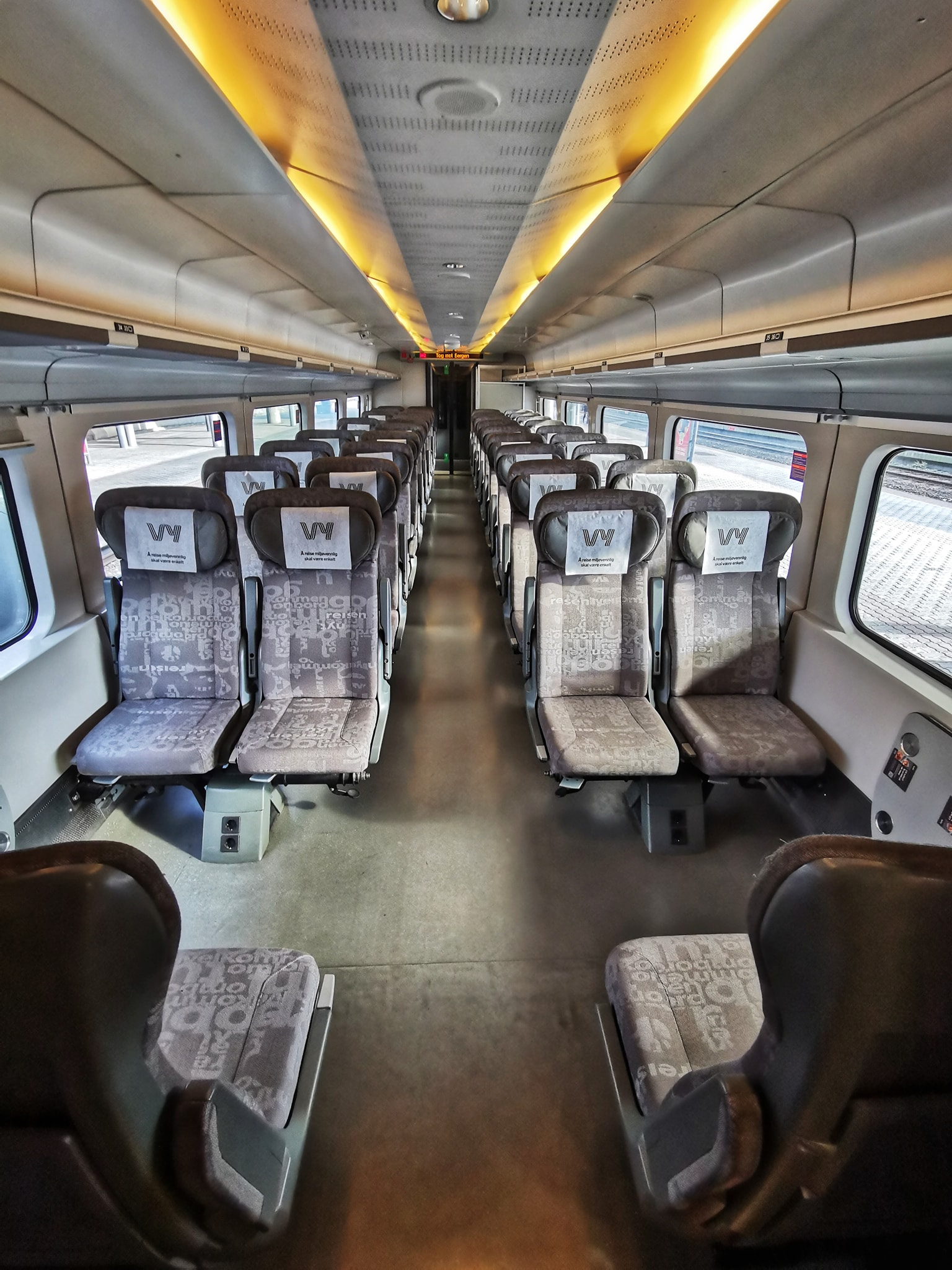 (Foto) Cum arată trenurile într-o țară unde controlorii nu au firat banii de bilete. Alin Popoviciu: „La fiecare toaletă este dezinfectant, e totul foarte curat. Nu miroase urât, nu ți-e scârbă să mergi la WC” 2