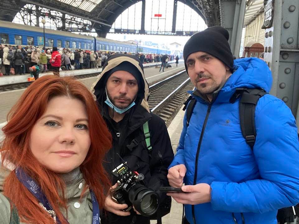 Jurnaliști români reținuți de ucrainieni pe motiv de spionaj. „Ni s-a cerut să arătăm imaginile filmate, să explicăm cum am ajuns în Ucraina, cine ne-a trimis, cât vom sta și când vom pleca” 1