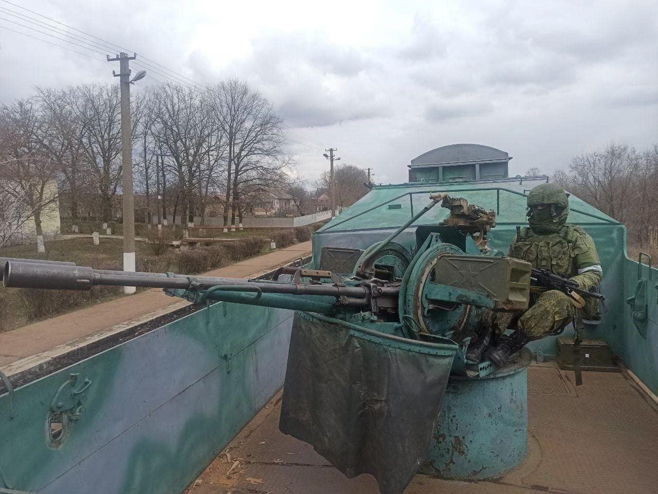 Congelați? Rușii blocați în uriașul convoi de la Kiev ar putea muri de frig în tancurile metalice transformate în „frigidere” 3