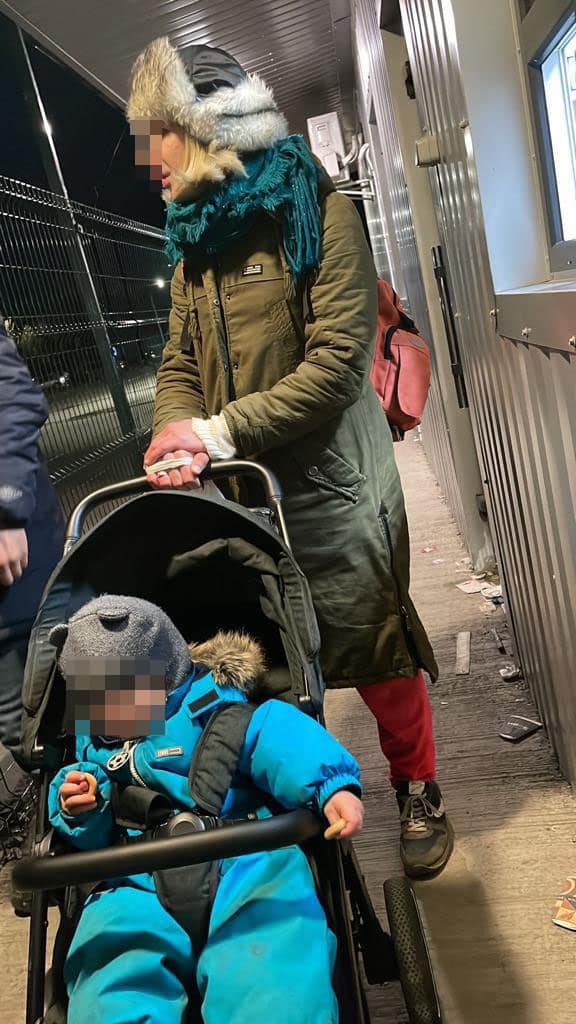 A încercat. Un ucrainean s-a deghizat în soția lui și a încercat să treacă granița în România cu copilul în cărucior 1