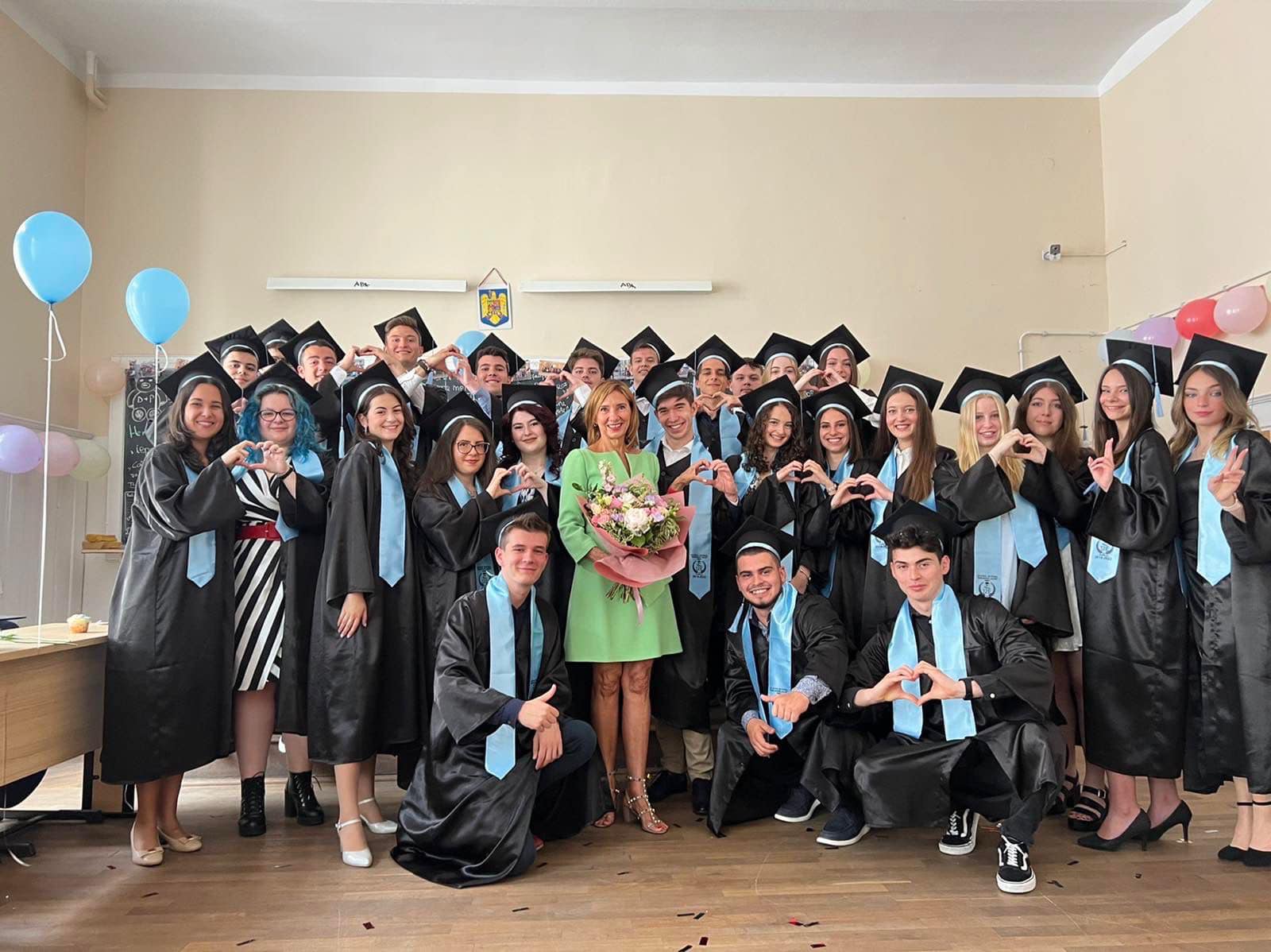 (Foto) Carmen Iohannis s-a fotografiat cu elevii săi, la final de liceu: „Fiți învingători și optimiști ca până acum!” 2