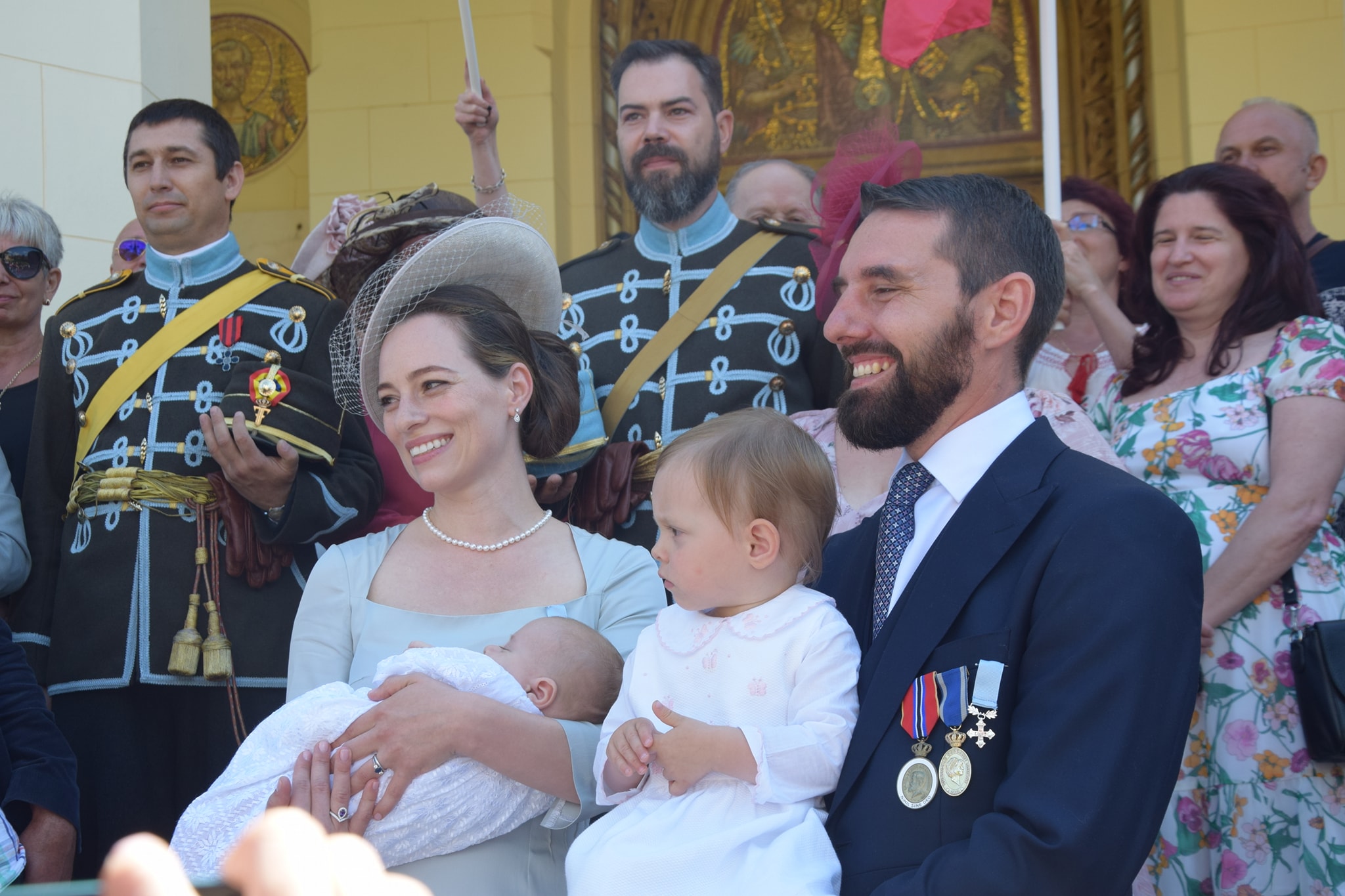 (Foto) Imagini de la botez. Fostul principe Nicolae și-a botezat fiul, la Catedrala Încoronării din Alba Iulia. Copilul poartă numele regelui Mihai 1