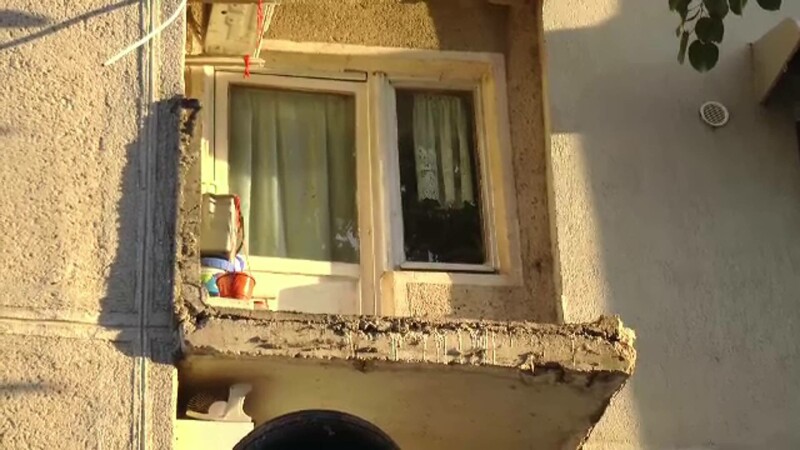(Video) O femeie s-a prăbușit cu balconul de la etjul doi în timp ce întindea rufele. Martor: Blocuri făcute pe timpul lui Ceaușescu, noaptea la bec 2