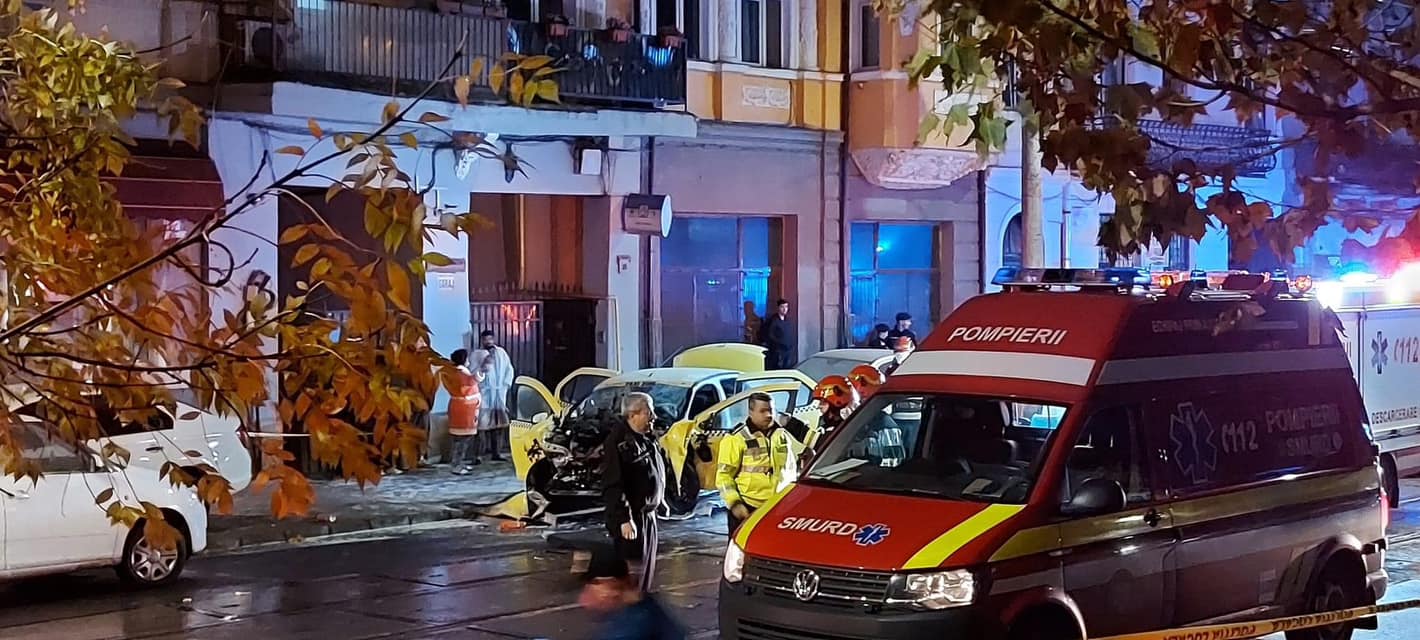 "Ardea, nu făceam faţă cu stigătoarele!". Un taximetrist a murit, 4 tineri în stare gravă, după ce au intrat violent într-un autobuz, în București 1