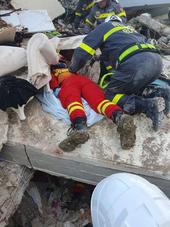 (Foto) Pompierii români salvează vieți în Turcia. Imagini din timpul misiunii de căutare-salvare. „Echipa de salvatori români a reușit să extragă toate cele trei persoane” 4