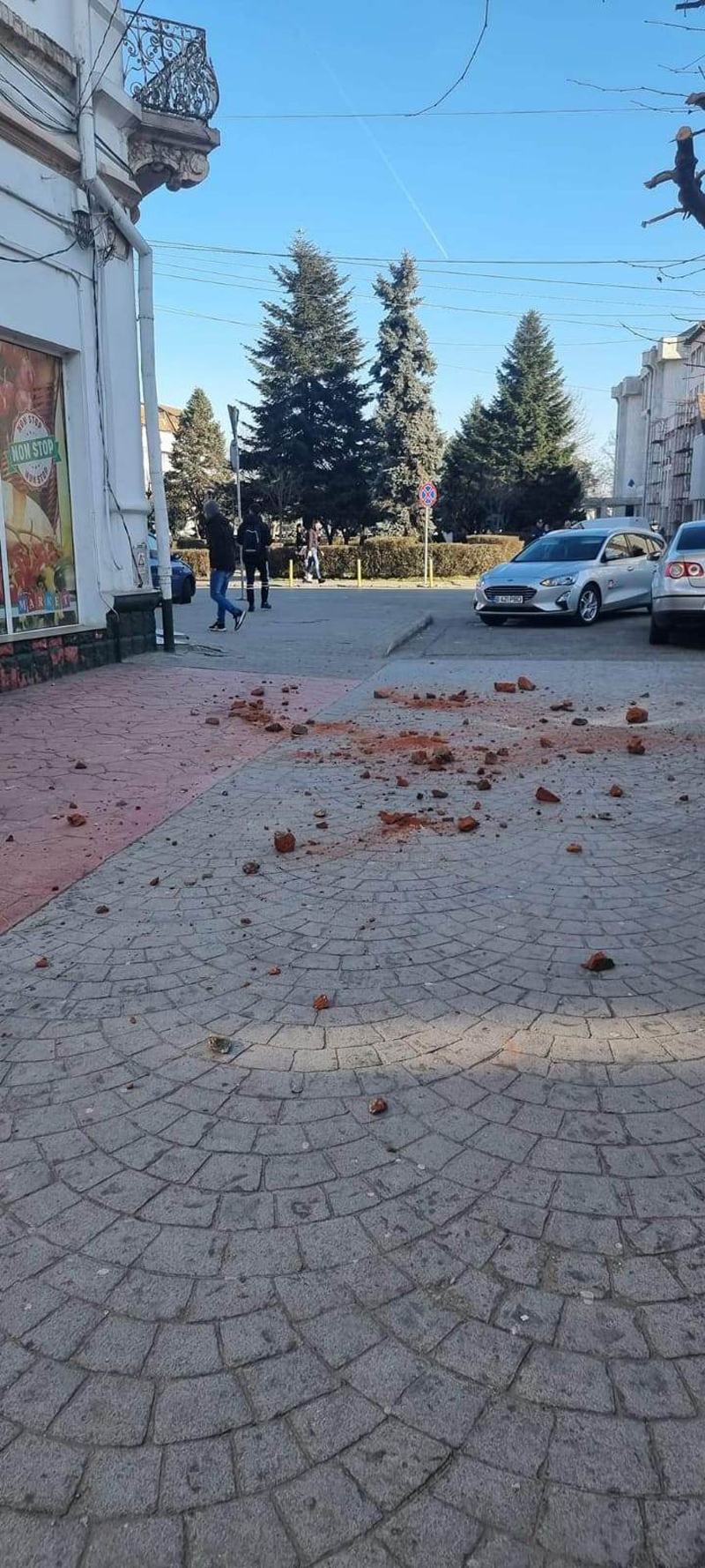 (Foto) Un bloc din Târgu-Jiu, „spintecat” de cutremurul de ieri. 13 replici ale cutremurului din Gorj, înregistrate pe toată durata nopţii 5