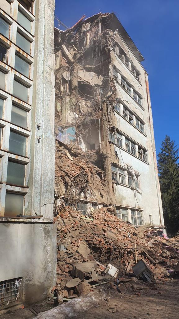 (Foto) Ca la cutremur. Acoperișul Sanatoriului Marila s-a prăbușit. Zeci de persoane erau internate 1
