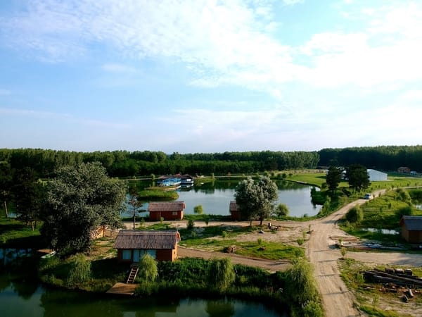 (Foto) De Basm. S-a deschis cel mai mare parc de agrement din România. ”Zaga Zaga” Resort, 82 de hectare. Prețul unui bungalow pe malul apei 9