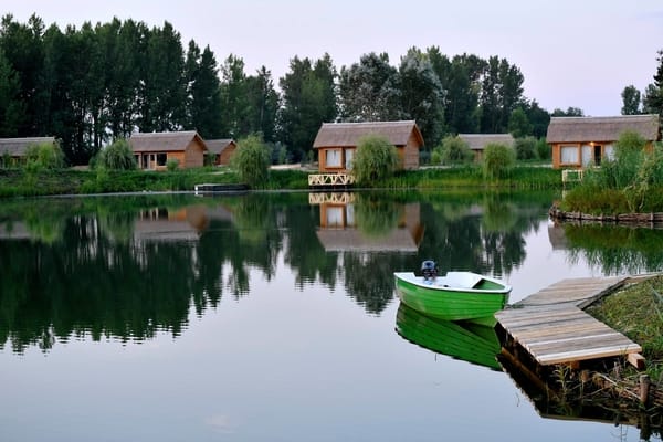 (Foto) De Basm. S-a deschis cel mai mare parc de agrement din România. ”Zaga Zaga” Resort, 82 de hectare. Prețul unui bungalow pe malul apei 2