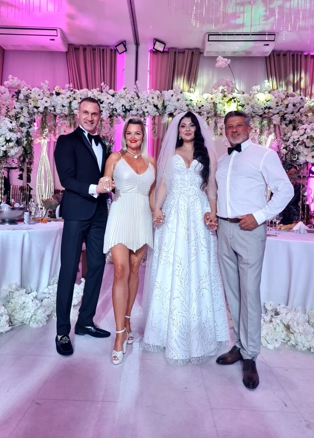(Foto/Video) Alin Oprea și Medana s-au căsătorit. Au avut 8 perechi de nași și 500 de invitați. „Binecuvântat cu cea mai frumoasă mireasă” 6
