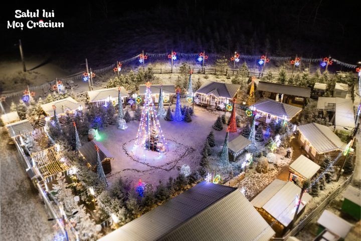 Foto/Video Nebunie în locul din România în care există satul lui Moș Crăciun. E la fel ca cel din Laponia. „Vă rugăm insistent, nu vă porniți spre noi fără rezervare” 1