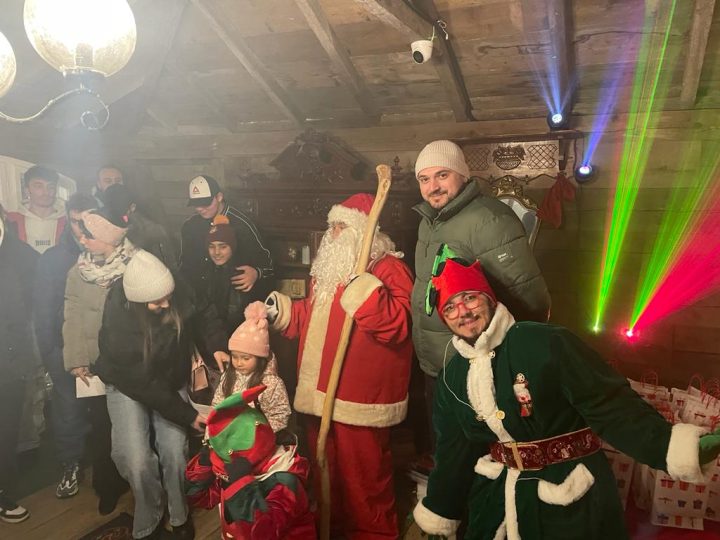 Foto/Video Nebunie în locul din România în care există satul lui Moș Crăciun. E la fel ca cel din Laponia. „Vă rugăm insistent, nu vă porniți spre noi fără rezervare” 4