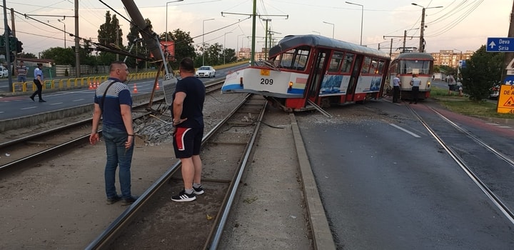 (Foto/Video) Alt tramvai deraiat. O pasageră a fost rănită și dusă la spital 3