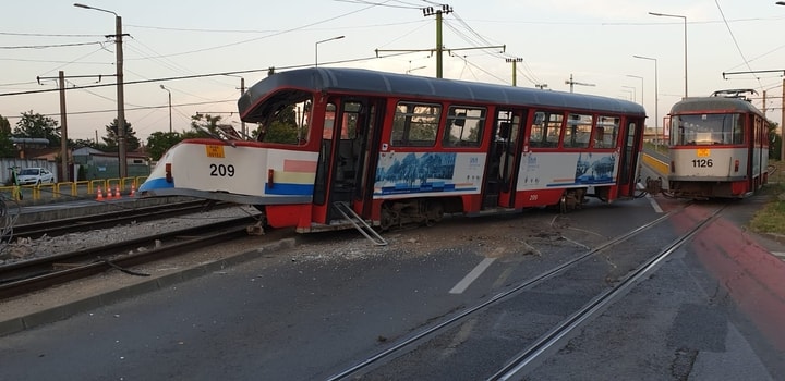 (Foto/Video) Alt tramvai deraiat. O pasageră a fost rănită și dusă la spital 1