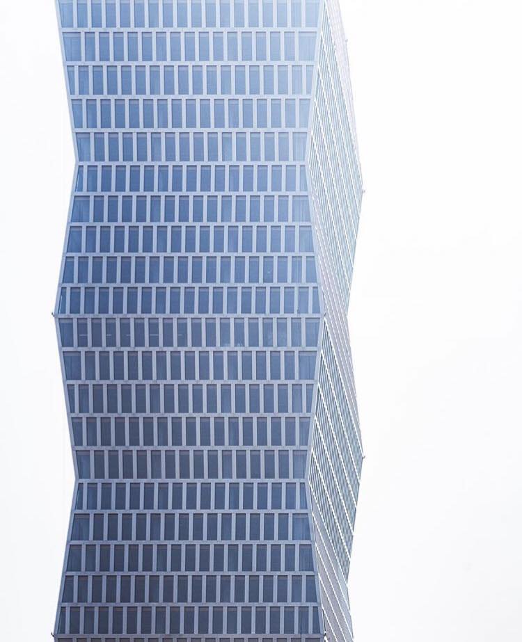 (Foto) Clădire din China inspirată după „Coloana Infinitului” a lui Constantin Brâncuși.  Turnul se manifestă ca un obelisc cu un profil zig-zag în formă de diagonală 4