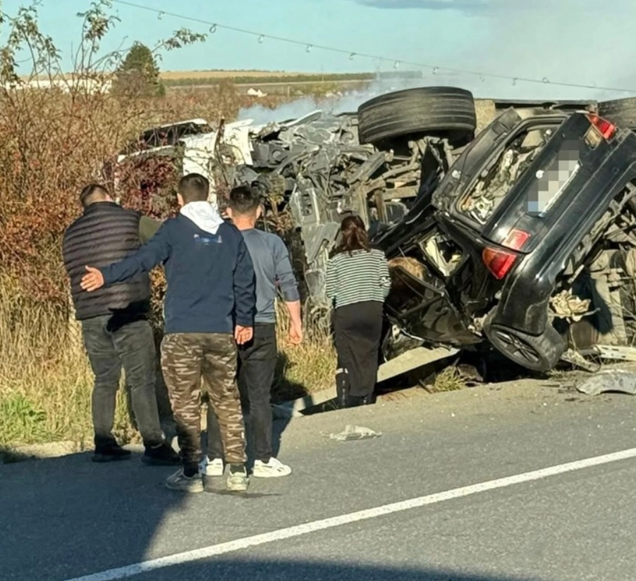 (Video) Manevră fatală pe DN 28: Doi morți după ce un BMW s-a înfipt într-un TIR. O tânără de 19 ani, luată la ocazie, a murit pe loc 1