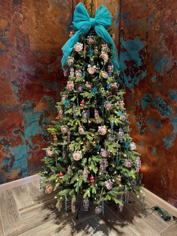(Video) Ce spune Gabriela Cristea despre alegerea bradului turcoaz. „Noi am împodobit bradul! Voi ce culoare vă faceți bradul în anul acesta?” 3