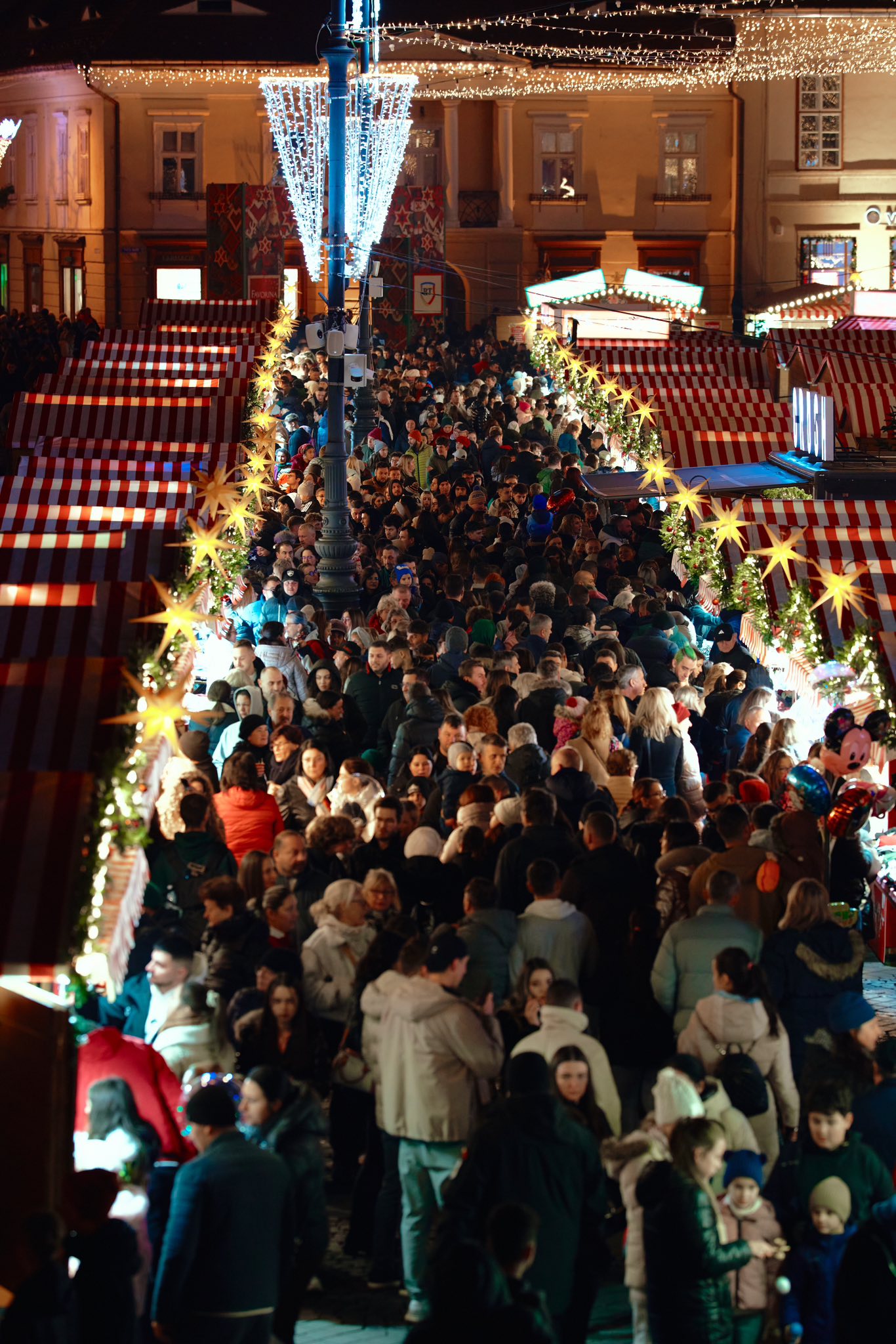 20 de lei o sarma la Târgul de Crăciun de la Sibiu. Ce prețuri sunt la Târgul de Crăciun de la Craiova. Urmează deschiderea Târgurilor de Crăciun de la Brașov, Cluj, București 2