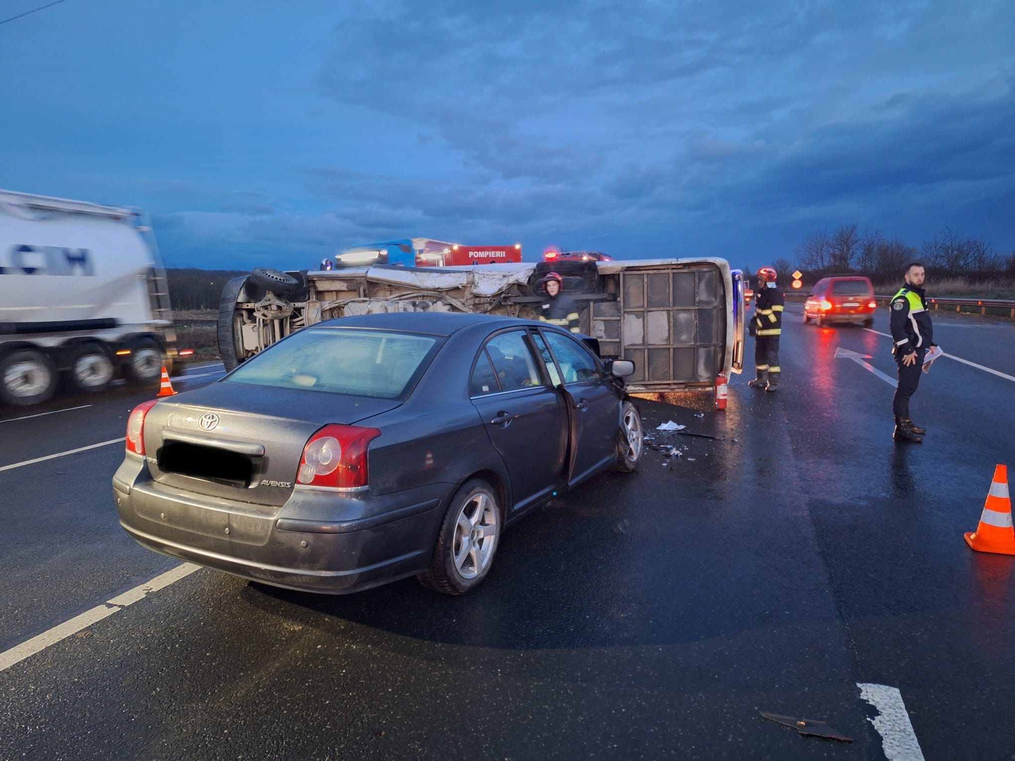Şase femei rănite. Accident violent pe DN 1. Oamenii din microbuz mergeau acasă de la muncă 3