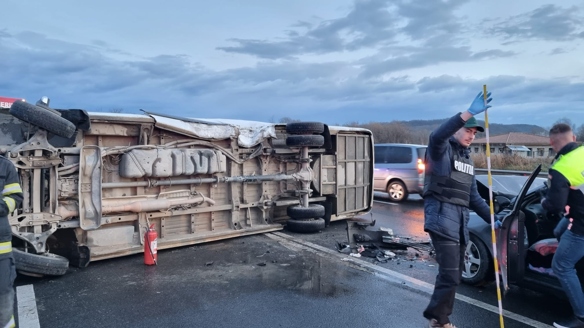 Şase femei rănite. Accident violent pe DN 1. Oamenii din microbuz mergeau acasă de la muncă 2