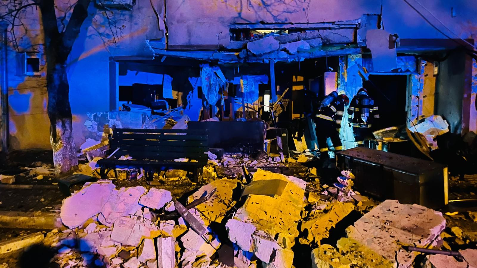 (Video) Explozie puternică într-un bloc, marți seara. Există risc de prăbuşire. Sunt trei răniți. Una dintre victime, în stop cardiorespirator 1