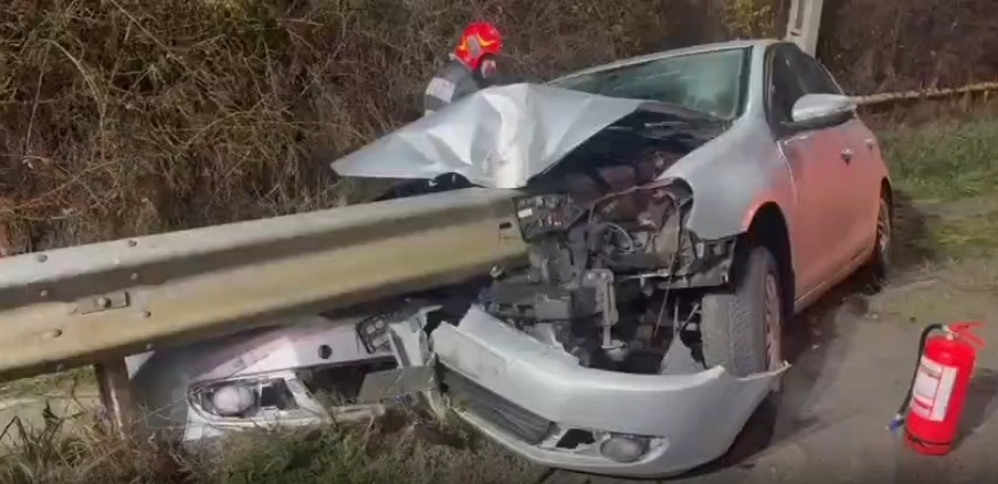(Video) Cum a intrat șoferița în glisieră, pe DN 73. Ce spune Poliția. Cum arată mașina după impact 1