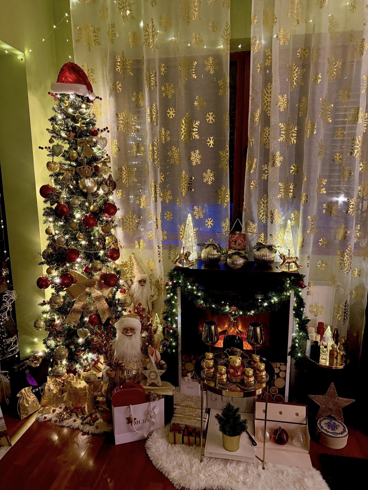 Casa Minodorei arată ca la Târgul de Crăciun: brad spectaculos, Moși peste tot și mult aur în decor: „În vârful bradului să las căciulița sau steaua?” 1