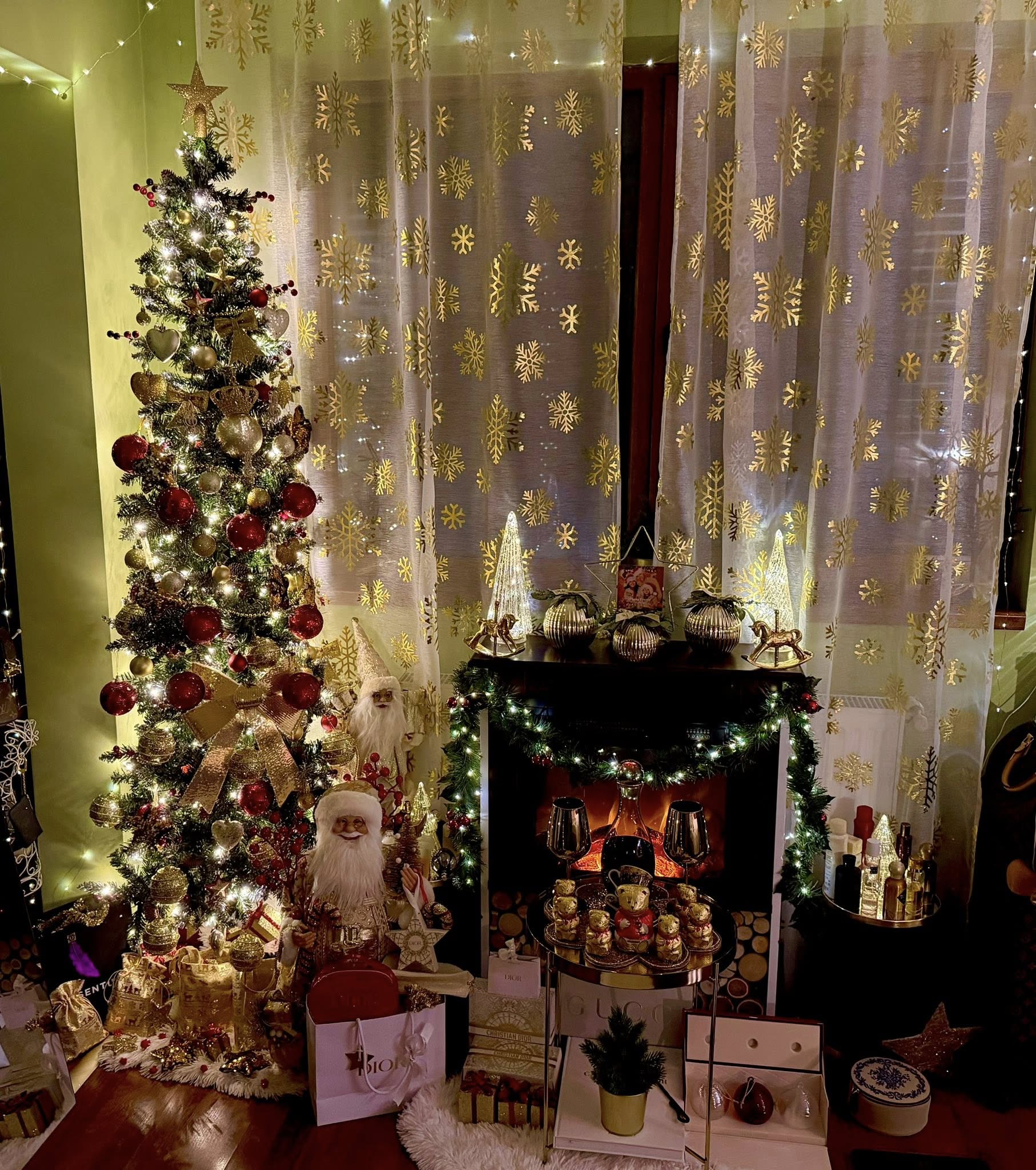 Casa Minodorei arată ca la Târgul de Crăciun: brad spectaculos, Moși peste tot și mult aur în decor: „În vârful bradului să las căciulița sau steaua?” 4