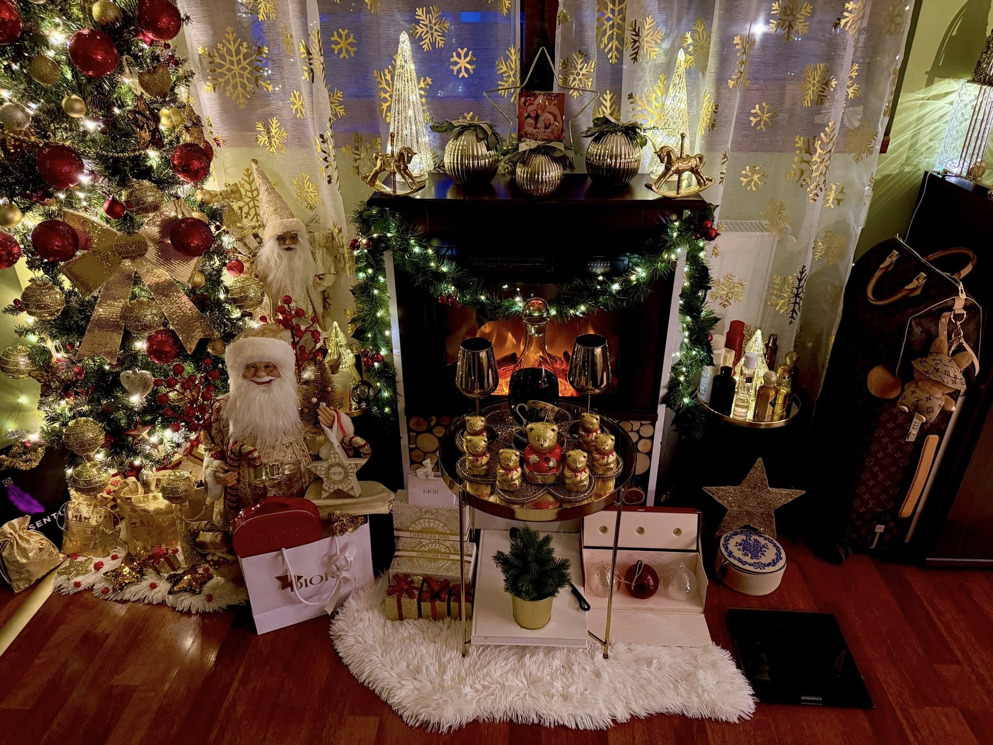 Casa Minodorei arată ca la Târgul de Crăciun: brad spectaculos, Moși peste tot și mult aur în decor: „În vârful bradului să las căciulița sau steaua?” 2