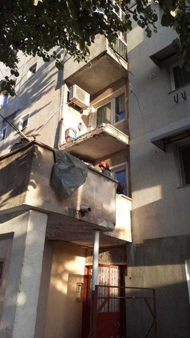 (Video) O femeie s-a prăbușit cu balconul de la etjul doi în timp ce întindea rufele. Martor: Blocuri făcute pe timpul lui Ceaușescu, noaptea la bec 1