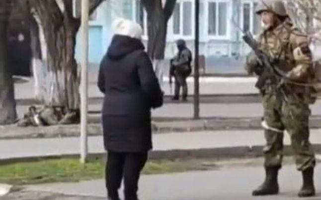 (Video) O ucraineancă îi înfruntă pe soldaţii ruşi. „Ce naiba faci în ţara noastră?” 1