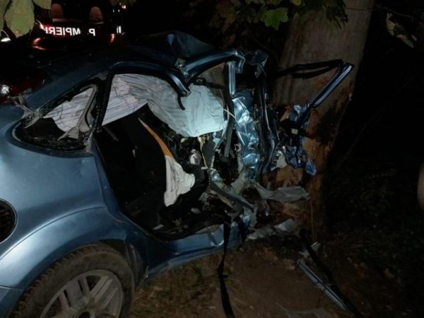 (Foto) Accident mortal. Mașina s-a transformat într-o armonică, iar adolescentul care a murit a fost aruncat în exterior din cauza șocului impactului 3