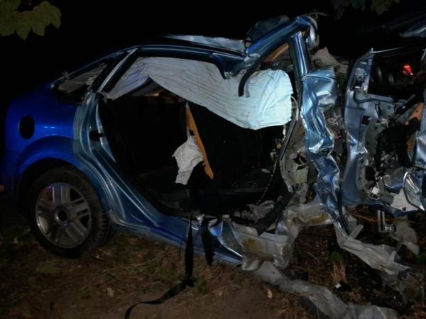 (Foto) Accident mortal. Mașina s-a transformat într-o armonică, iar adolescentul care a murit a fost aruncat în exterior din cauza șocului impactului 2