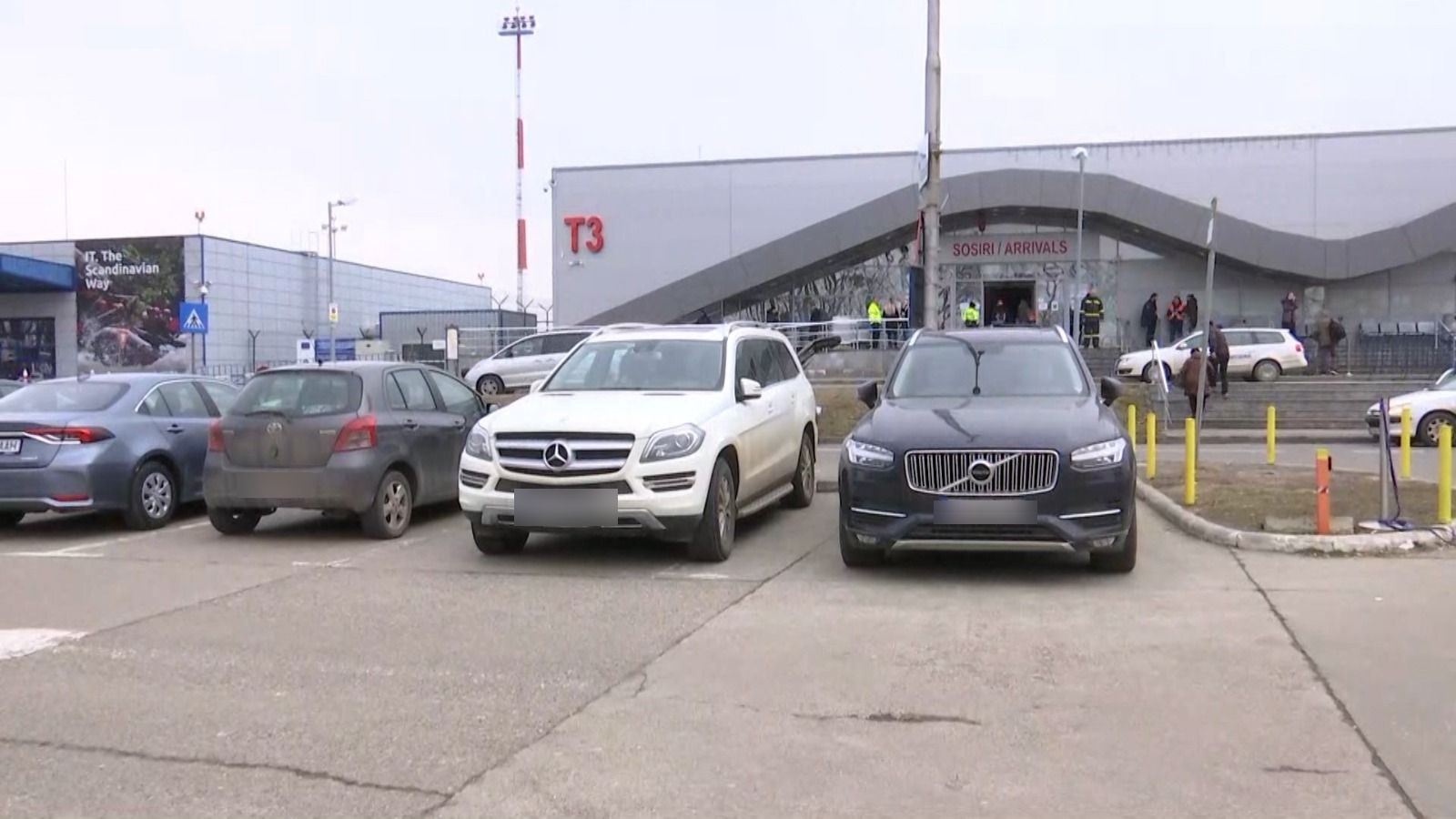Ucrainenii îşi abandonează maşinile în aeroporturile din România şi pleaca în Vest 1