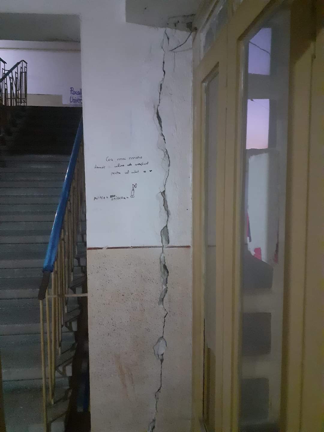 (Foto) Un bloc din Târgu-Jiu, „spintecat” de cutremurul de ieri. 13 replici ale cutremurului din Gorj, înregistrate pe toată durata nopţii 2