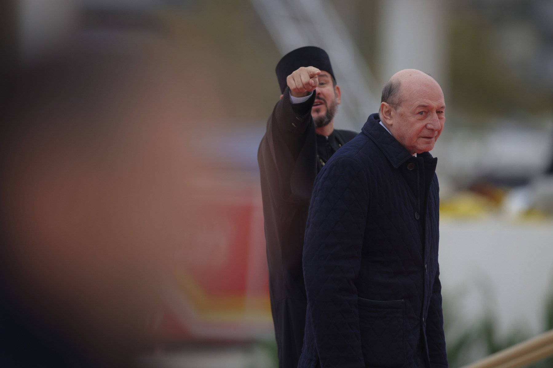 Cum o ceartă Dana Budeanu pe Mirabela Grădinaru, partenera președintelui Nicușor Dan, pentru ținuta aleasă la sfințirea Catedralei Mântuirii Neamului. ”Negru pe cap se pune la înmormântări!” 5