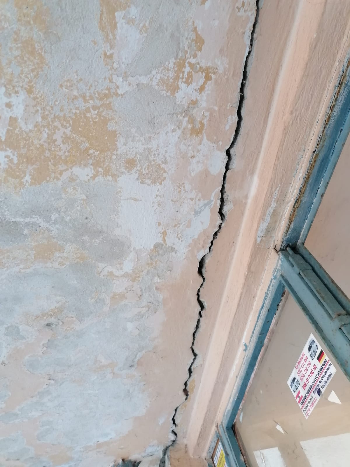 (Foto) Un bloc din Târgu-Jiu, „spintecat” de cutremurul de ieri. 13 replici ale cutremurului din Gorj, înregistrate pe toată durata nopţii 3