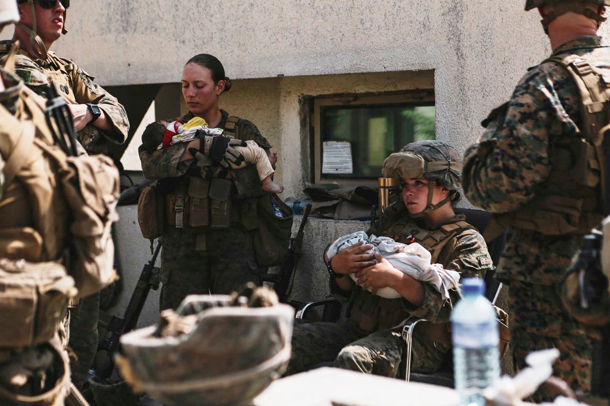 Femeia soldat celebră datorită fotografiilor cu bebeluşi afgani a fost ucisă în atacul teroriștilor ISIS-K din Kabul 2
