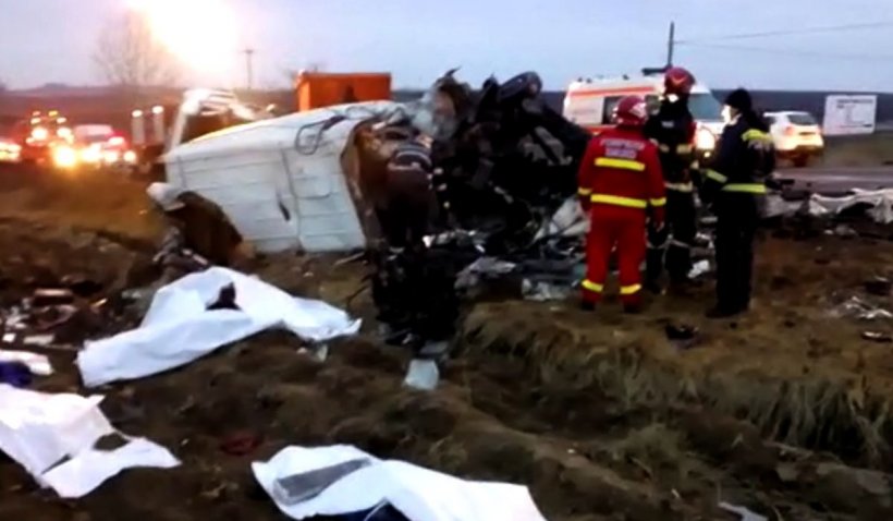 (Video) Carnagiu. 7 morți după ce o ambulanţă, un autocamion şi un autoturism s-au lovit violent pe DN 28 1