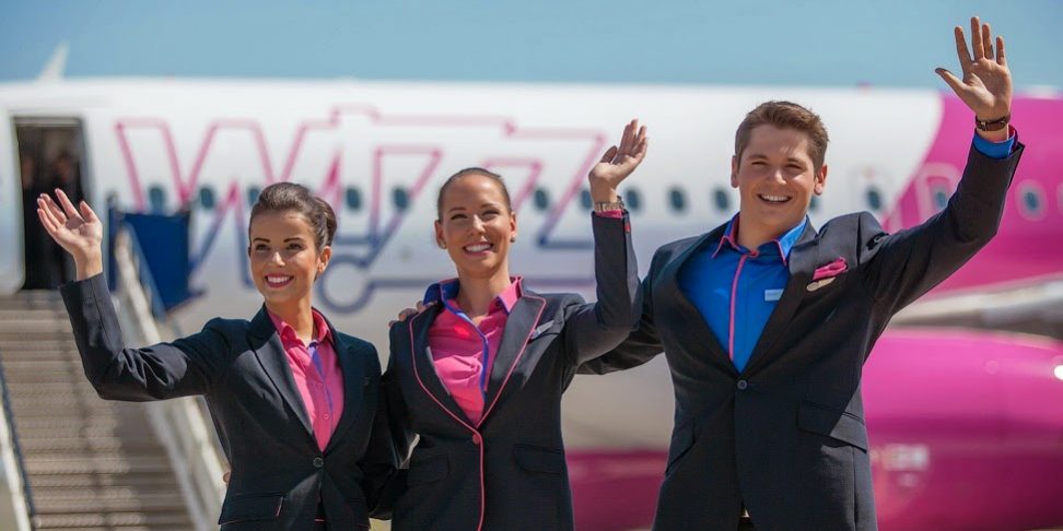 Stewardesă la Wizz Air sau Blue Air? Salariul face diferența 1