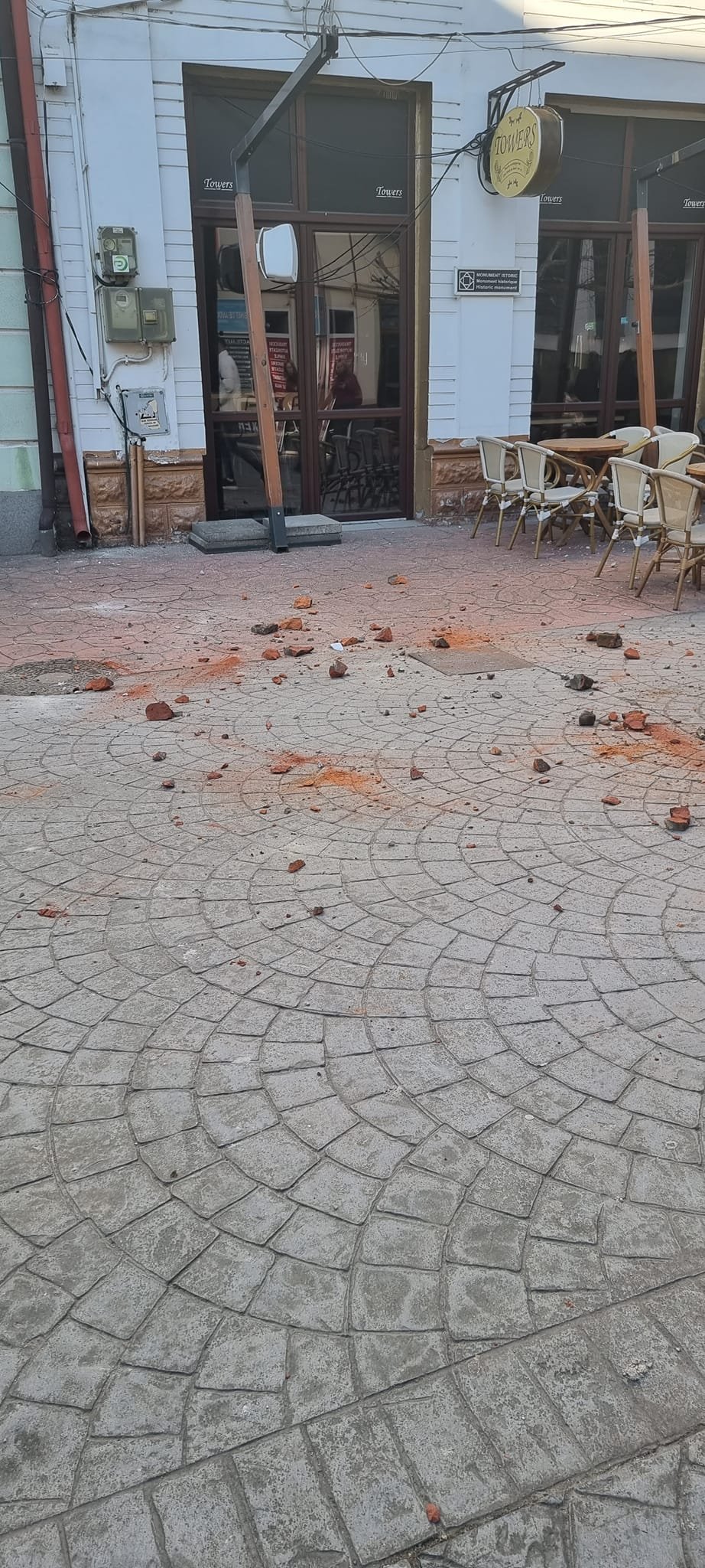 (Foto/Video) Biserică grav avariată, „ploaie” de cărămizi, mașini avariate în urma cutremurului  de astăzi de 5,7 4