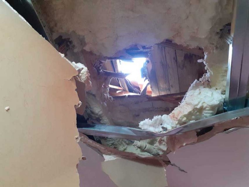 (Foto) Un bolovan de 50 de kilograme a căzut, aparent din senin, peste o casă unde erau doi copii și o femeie. Ce spune Poliția 1