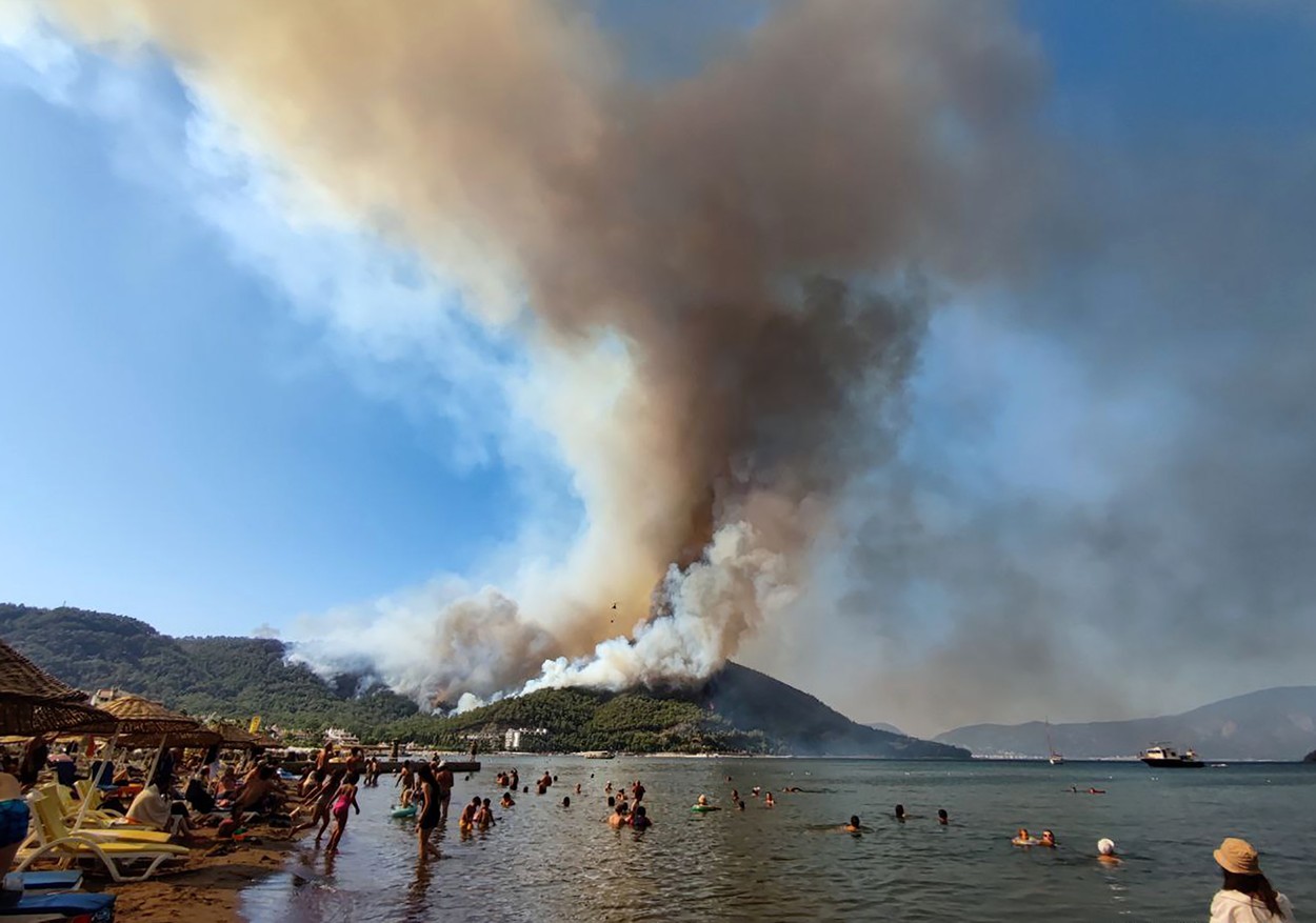 (Foto/Video) Mărturiile românilor prinşi în infernul din Turcia."Toată plaja e plină de cenuşă" 1