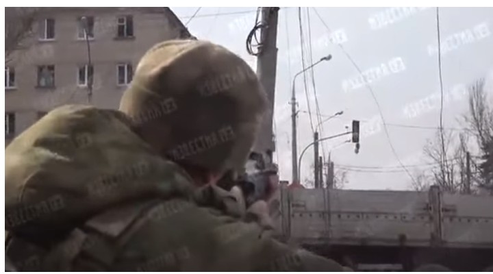 Video. Cecenii pro-ruși se bat cu un ...semafor! „O bătălie aprigă între kadîroviți și semaforul Bandera (…) Trei contra unu! Nu e corect”. 1