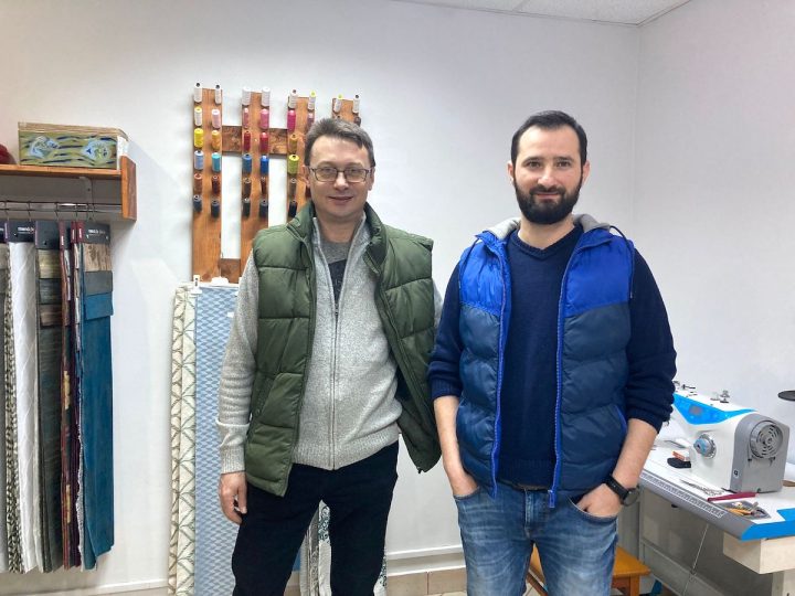 Doi prieteni și-au deschis croitorie cu o investiție de câteva mii de euro: „Ne-am săturat de munca în trei schimburi” 1