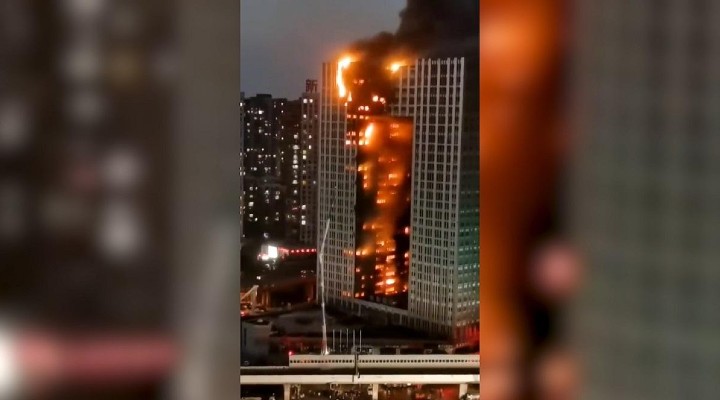 (Video) Un zgârie nori de 28 de etaje a luat foc în China. Părți din clădire s-au prăbușit în stradă 1