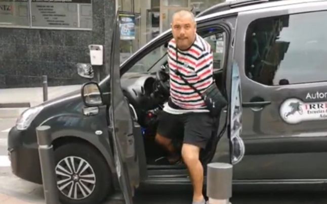 Românul din Spania care sfidează imposibilul. Deși are ambele mâini amputate, a obținut permisul auto 1