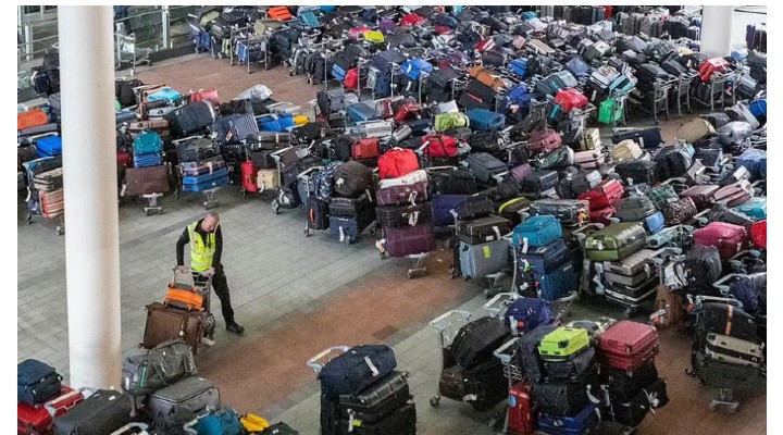 Haos pe aeroporturile din toată lumea. Munţii de bagaje cresc pe aeroporturile din Marea Britanie. „Problema va continua toată vara. Va fi mai rău în weekend” 1