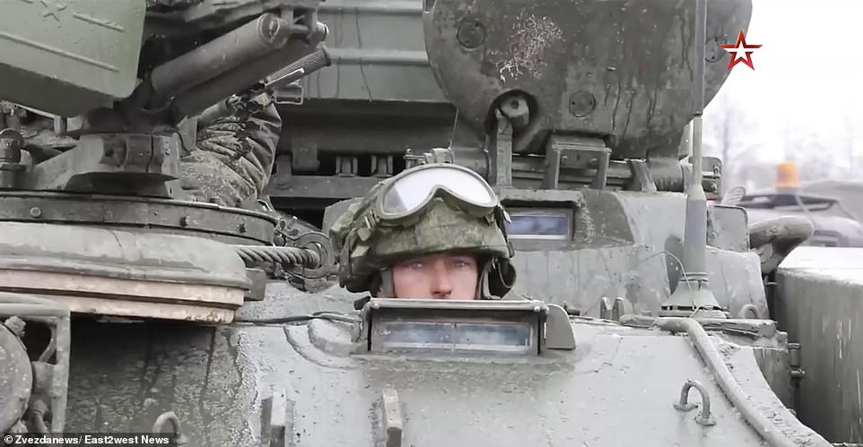 Congelați? Rușii blocați în uriașul convoi de la Kiev ar putea muri de frig în tancurile metalice transformate în „frigidere” 1