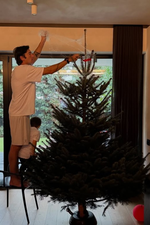 Imagini de acasă: Adela Popescu și cei trei băieți au împodobit bradul natural, mic, des și plin de culoare: „Mami, noi vrem colorat” 5